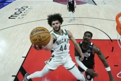 詹姆斯炮轰媒体双重标准：字母哥与我的待遇大相径庭